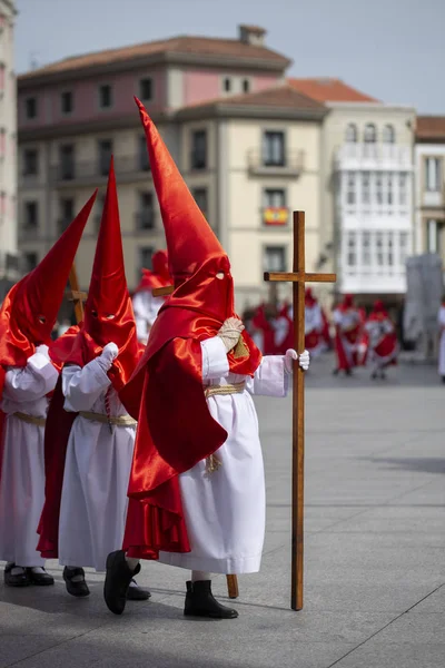 Enfant Capuchon Tient Une Croix Dans Une Procession Semaine Sainte — Photo