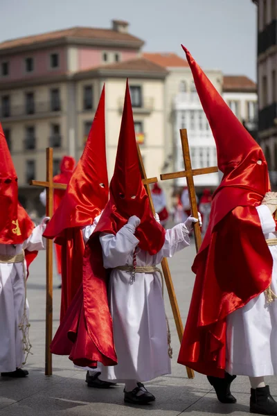 Criança Encapuzada Está Segurando Uma Cruz Uma Procissão Semana Santa — Fotografia de Stock