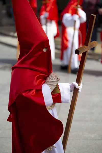 Enfant Capuchon Tient Une Croix Dans Une Procession Semaine Sainte — Photo