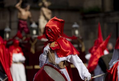 Geçit töreninde davulcuları kapatın.