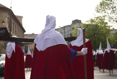 Kukuletalı tövbeklerin arka görünüşü, Kutsal Hafta