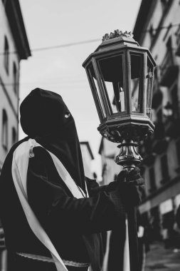 Bir mum feneri tutuyorum, Kutsal Hafta