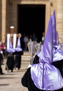 Kukuletalı adam, kutsal hafta.