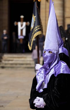 Kukuletalı adam, kutsal hafta.