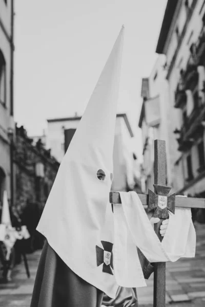 Tenendo Una Croce Processione Settimana Santa — Foto Stock