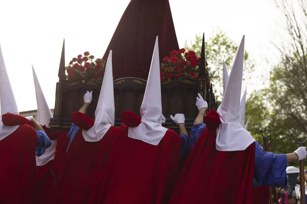 Visão Traseira Penitentes Encapuzados Uma Procissão Semana Santa — Fotografia de Stock