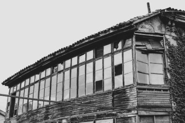 Kırık camlı ahşap balkon.