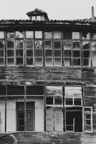 Holzbalkon Mit Kaputten Fenstern — Stockfoto