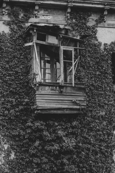 Janela Quebrada Uma Casa Abandonada — Fotografia de Stock