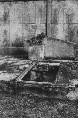 Açılmış ve boş mezar