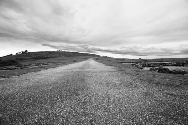 Tepenin zirvesine giden yol