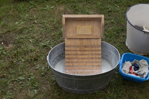 古い亜鉛洗浄浴槽付き木製の洗濯板服をきれいにするために ロイヤリティフリーのストック写真