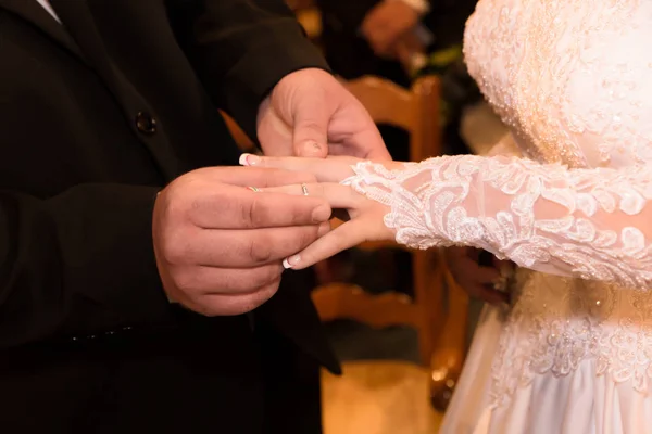 Cerrar las manos de la novia y el novio de poner en un anillo de bodas — Foto de Stock