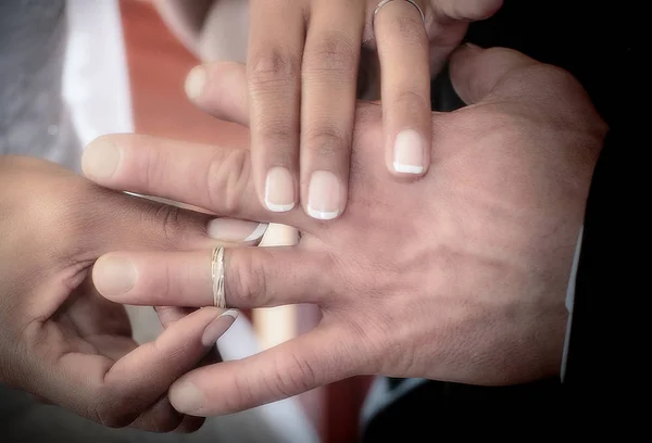 关闭了新娘和新郎戴上结婚戒指的手 — 图库照片