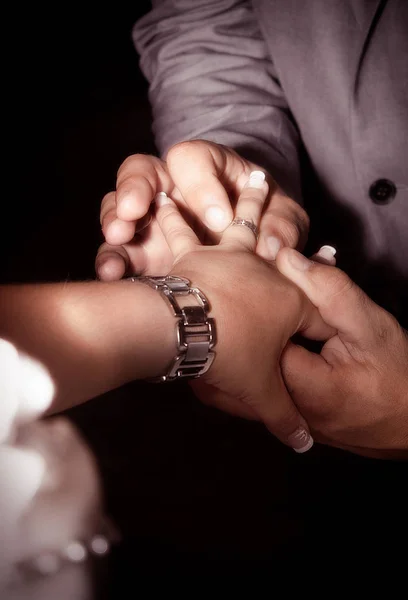 Nära håll händerna på bruden och brudgummen att sätta på en vigselringar — Stockfoto