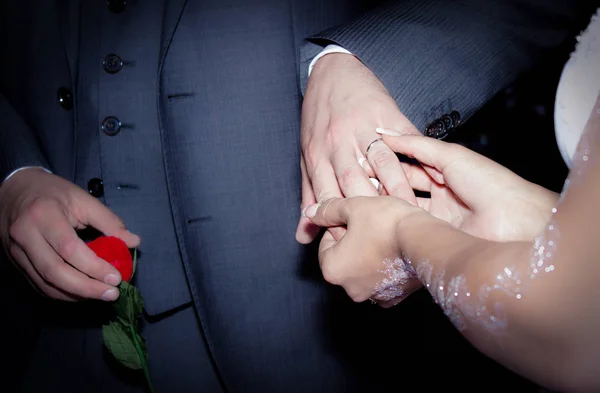 Cerrar las manos de la novia y el novio de poner en un anillo de bodas —  Fotos de Stock
