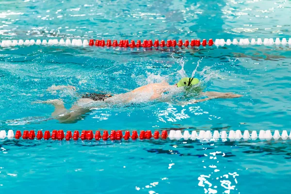 Yüzme yarışmasında serbest yüzücüler — Stok fotoğraf