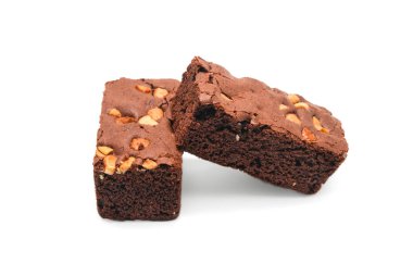 Beyaz zemin üzerine badem ile çikolatalı kek.