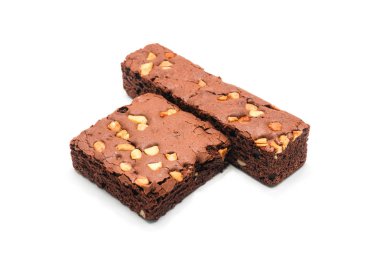 Beyaz zemin üzerine badem ile çikolatalı kek.