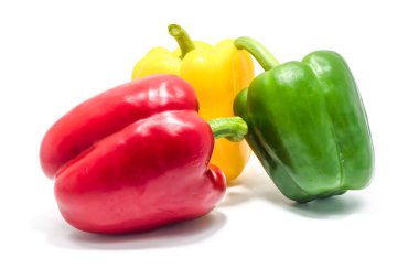 Beyaz zemin üzerine yeşil kırmızı ve sarı çan peper.