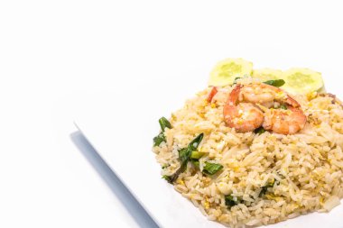 Beyaz arka planda karidesli kızarmış pirinç..