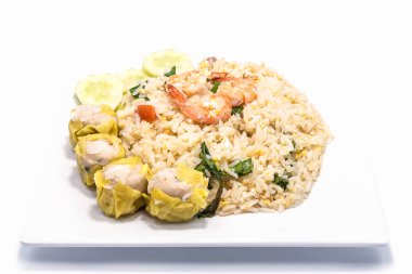 Karides ve dimsum beyaz zemin üzerine kızarmış pilav.