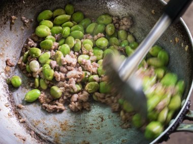 Parkia speciosa domuz Tayland yemekleri ile pişirme.