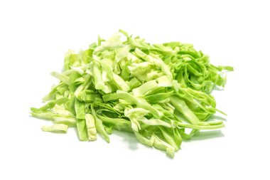 Beyaz arka planda dilimlenmiş lahana.