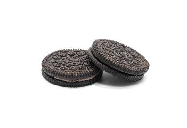 Beyaz zemin üzerine Çikolata kremalı kurabiye.