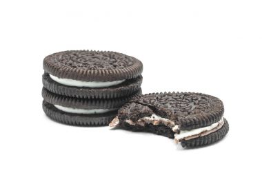 Beyaz zemin üzerine Çikolata kremalı kurabiye.