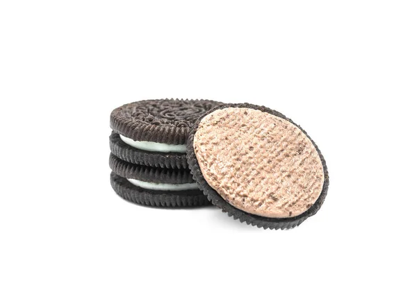 Biscoitos de creme de chocolate no fundo branco . — Fotografia de Stock