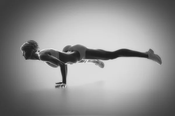 Vrouw doet yoga oefening — Stockfoto