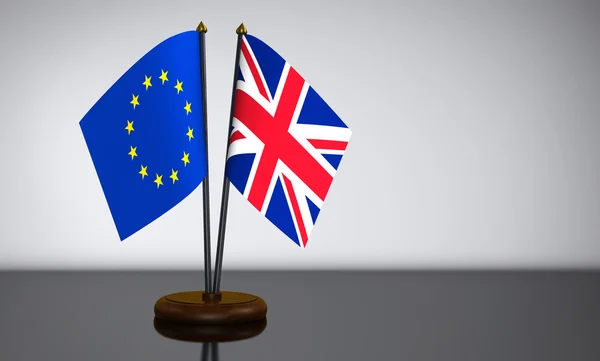Union Jack és az Európai Unió asztali zászlók — Stock Fotó