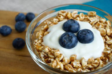 Sağlıklı kahvaltı böğürtlenli yoğurt ve yazıldığından pul