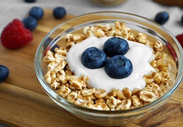 Böğürtlenli yoğurt ve yazıldığından pul Kahvaltı — Stok fotoğraf
