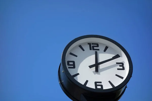 Reloj cara en el cielo azul — Foto de Stock