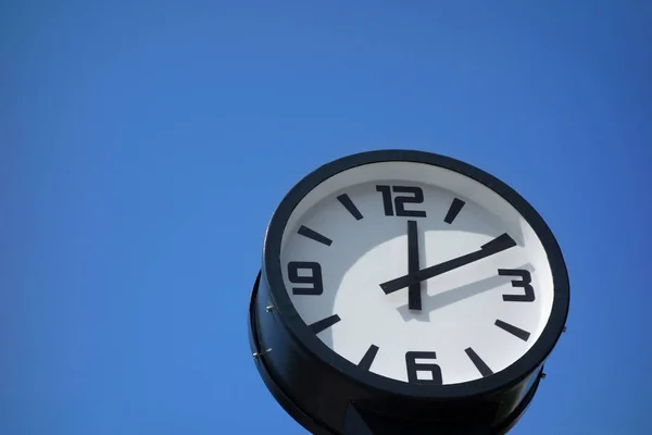 Orologio volto su cielo blu — Foto Stock