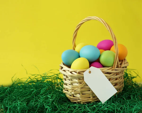 Kleurrijke Pasen eieren mand — Stockfoto