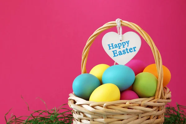 快乐复活节篮子五颜六色的蛋 — 图库照片