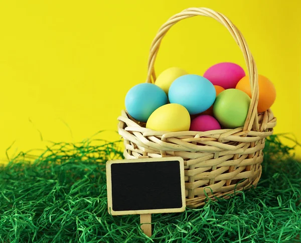 Canasta colorida de huevos de Pascua —  Fotos de Stock