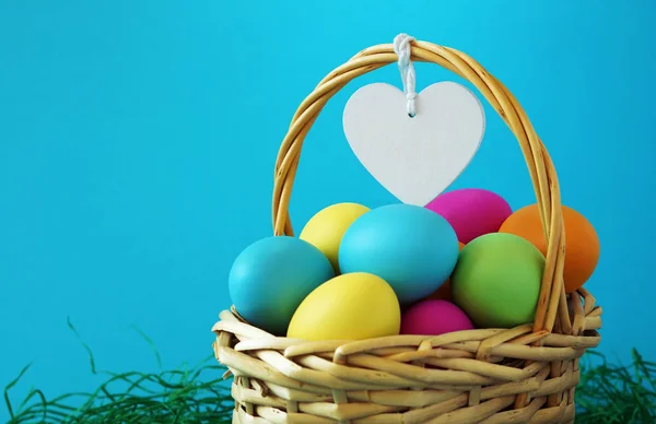 Uova di Pasqua Cesto colorato — Foto Stock