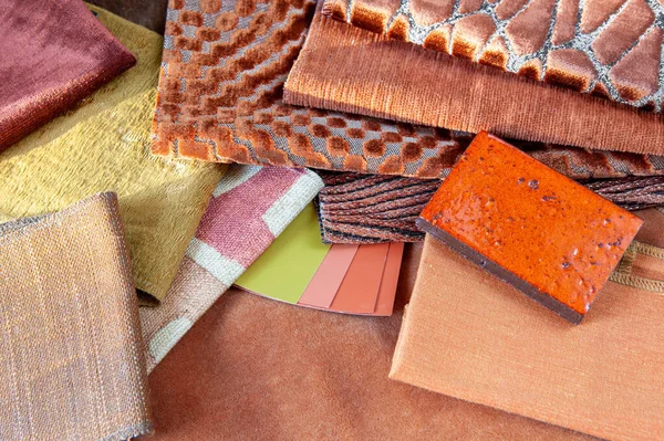 土质的兵马俑橙色和浅绿色室内设计计划与面料石板 油漆样品和瓷砖 — 图库照片