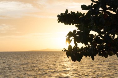 Günbatımı üzerinde Island, Tayland