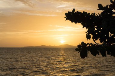Günbatımı üzerinde Island, Tayland