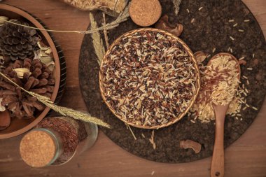 ahşap bir masa üzerinde kasede pirinç 