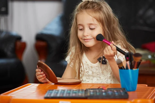 Blondynka Mała Dziewczynka Uczy Się Makijaż Trzymając Pędzel Uśmiechnięty Patrząc — Zdjęcie stockowe