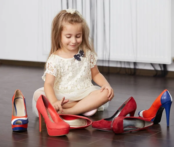 Menina Loira Feliz Tentando Sapatos Mãe Escolhendo Entre Três Pares Fotografias De Stock Royalty-Free