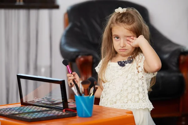 Blond Klein Meisje Leren Make Moe Huilen Rechtenvrije Stockafbeeldingen