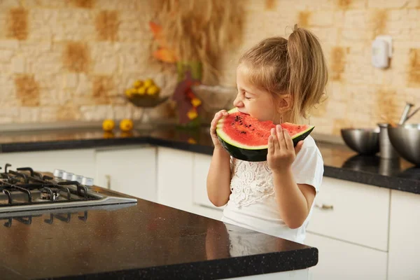 Roligt Porträtt Liten Flicka Köket Biter Vattenmelon — Stockfoto