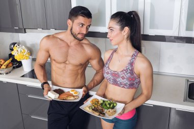 Fındık, mantar, brokoli, mercimek, humus ve kinoalı bir tabak dolusu sığır, yumurta, somon, peynir ve tavuk ızgara.